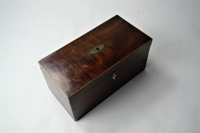 Georgian Mahogany Tea Caddy with Rinser Bowl and Zinc lined interior.