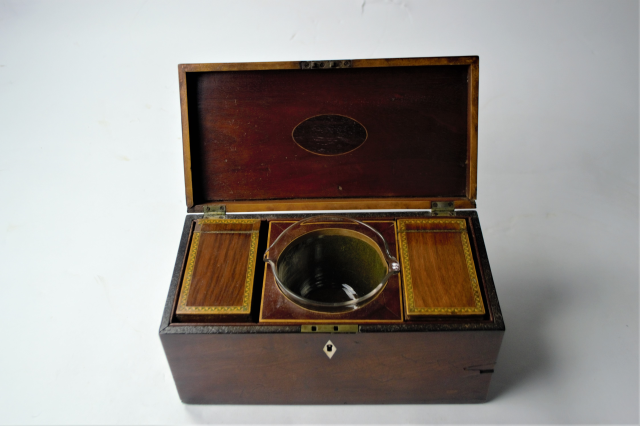Georgian Mahogany Tea Caddy with Rinser Bowl and Zinc lined interior.