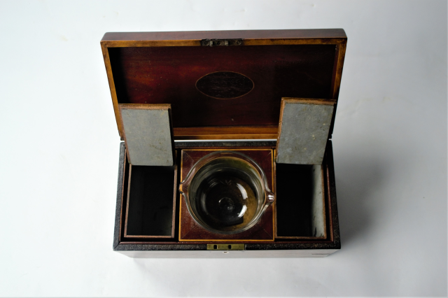 Georgian Mahogany Tea Caddy with Rinser Bowl and Zinc lined interior.
