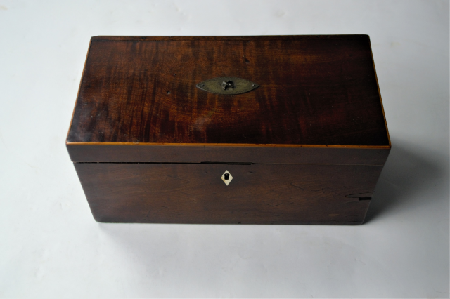 Georgian Mahogany Tea Caddy with Rinser Bowl and Zinc lined interior.