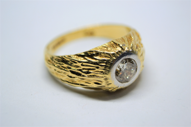 An 18ct Gold Solitaire Diamond Ring.