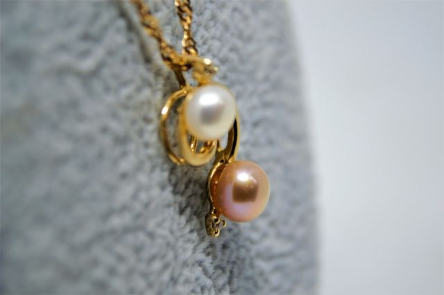A 9ct Gold Two Coloured Cultured Pearl Necklace.