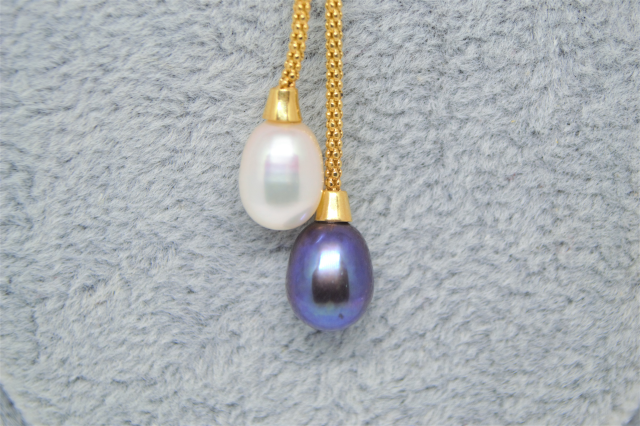 A 9ct Gold Two Coloured Cultured Pearl Necklace.