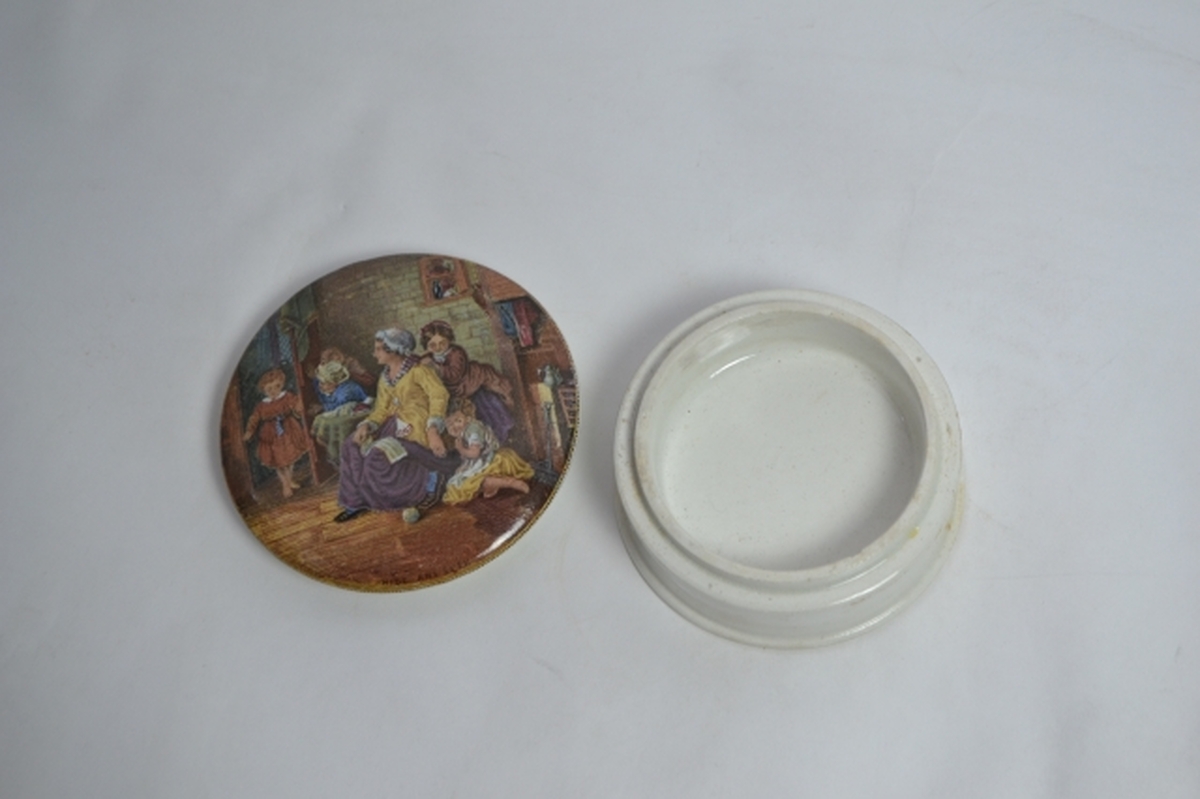 Prattware Pot with Lid 'Hide and Seek'