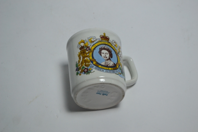 Commemorative Mug 'Elizabeth II Silver Jubilee.'